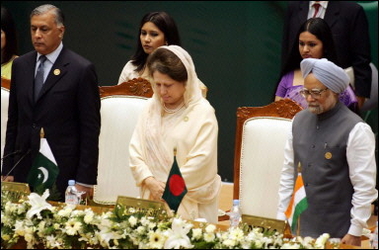 (L-R) Pakistani Prime Minister Shaukat Aziz, Bangladeshi Prime Minister Khaleda Zia and Indian Prime Minister Manmohan Singh observe a minute of silence in remembrance for the last year's tsunami and recent earthquake victims during the inaugural session of the 13th South Asian Association form Regional Cooperation (SAARC) summit in Dhaka(AFP