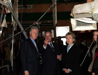 Former U.S. president Bill Clinton (L) and his wife U.S. Senator Hillary Clinton (2nd R) visit the Radisson SAS hotel in Amman November 13, 2005. 