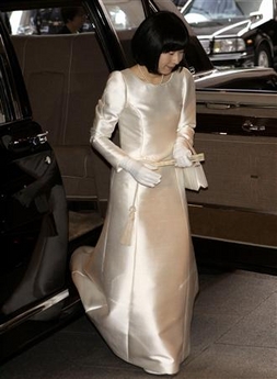 Japanese Princess Sayako arrives at the hotel where she will marry Yoshiki Kuroda in Tokyo November 15, 2005.