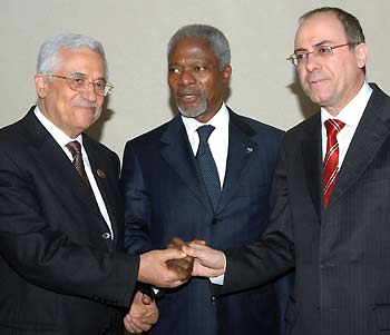 Israeli Foreign Minister Silvan Shalom (R), U.N. Secretary-General Kofi Annan (C) and Palestinian President Mahmoud Abbas meet during the second World Summit on the Information Society (WSIS) in Tunis November 16, 2005, in this handout picture released November 16, 2005 by the Israeli Government Press Office. Shalom and Abbas met for the second time on Wednesday on the sidelines of a technology summit in Tunis, an Israeli Foreign Ministry spokesman said.