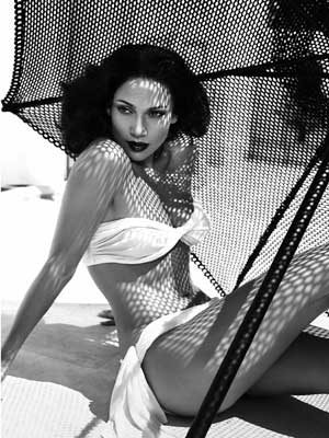 Actress and singer Jennifer Lopez of the U.S. poses for the 2006 Pirelli calendar in Cap d'Antibes in France in this undated handout image released by Pirelli November 17, 2005. The 2006 calendar from the Italian-tyre firm Pirelli is due to be launched in Paris on Friday. 