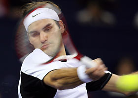 Roger Federer of Switzerland returns a shot to Guillermo Coria of Argentina in the Tennis Masters Cup in Shanghai, China November 17, 2005. Federer won 6-0 1-6 6-2.