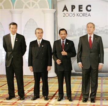 U.S. President George W. Bush, right, meets with Association of Southeast Asian Nations (ASEAN) leaders on the sidelines of the Asia-Pacific Economic Cooperation (APEC) forum in Busan, South Korea, Friday, Nov. 18, 2005. Pictured from left to right: Singapore's Prime Minister Lee Hsien Loong, Malaysia's Prime Minister Abdullah Ahmad Badawi, Brunei's Sultan Hassanal Bolkiah and Bush. [AP]
