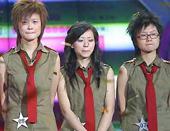 The top three super girls (L to R), Li Yuchun, Zhang Liangying and Zhou Bichang, stand after a night competition on August 19, 2005. [sina.com]