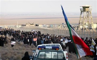 Iranian students arrive to create a human chain around the Natanz uranium enrichment facility during a rally to show support for Iran's nuclear programme, in Natanz, 217 miles south of the captial Tehran, November 18, 2005.