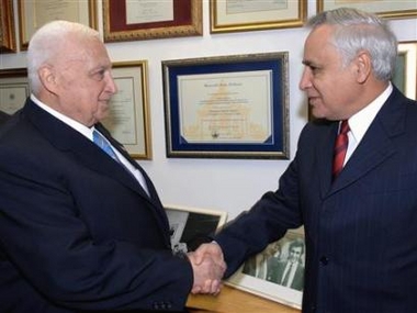 Israeli Prime Minister Ariel Sharon (L) shakes hands with Israeli President Moshe Katsav (R) during their meeting at the President's residence in Jerusalem November 21, 2005.