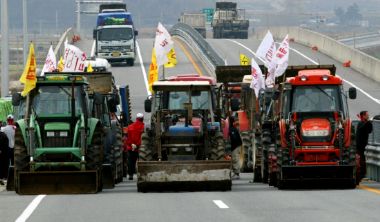South Korean farmers block a motorway with their vehicles during a rally in Changheung, south of Seoul November 23, 2005.