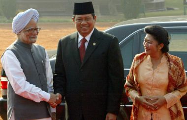 Indonesia'sPresident Susilo Bambang Yudhoyono (C) shakes hands with India's Prime Minister Manmohan Singh as Yudhoyono's wife (R) Ani Bambang Yudhoyono looks on during a ceremonial reception in New Delhi November 23, 2005. Yudhoyono and his wife are on a four-day official visit to India