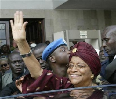 Liberia's former Finance Minister Ellen Johnson-Sirleaf waves to supporters in Monrovia, November 23, 2005. 