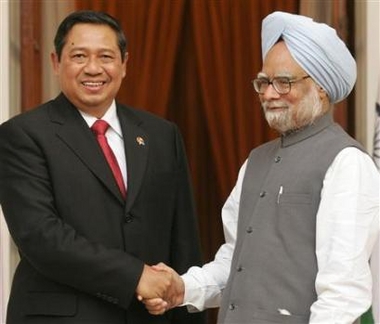 Indonesia's President Susilo Bambang Yudhoyono (L) shakes hands with India's Prime Minister Manmohan Singh before their meeting in New Delhi November 23, 2005. 
