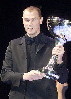 British driver Richard Burns holds his FIA World Rally Championship's trophy, during the 2001 FIA Prize Giving Gala in Monaco, 14 December 2001.