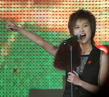 Chinese pop star Li Yuchun performs during MTV Music Honours Ceremony 2005 in Shanghai Grand Stage November 25, 2005. Li was the winner of the "Super Girls 2005", a televised singing competition program in China.[newsphoto]