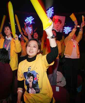 Fans show their support to Chinese pop star Li Yuchun during MTV Music Honours Ceremony 2005 in Shanghai Grand Stage November 25, 2005.[newsphoto]
