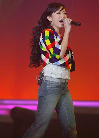 Chinese pop star Zhang Liangying performs during MTV Music Honours Ceremony 2005 in Shanghai Grand Stage November 25, 2005. Zhang ranked 3rd in the "Super Girls 2005" , a televised singing competition program in China.[newsphoto]