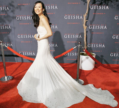 ast member Chinese actress Zhang Ziyi attends the Los Angeles premiere of "Memoirs of a Geisha" at the Kodak theatre in Hollywood December 4, 2005. The movie is based on the novel by Arthur Golden and tells the story of a Japanese child (Zhang) who goes from working as a maid in a geisha house to becoming the legendary geisha Sayuri. The movie opens in the U.S. December 9.