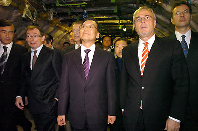 Premier Wen Jiabao (C) tours an A380 Airbus plane with Airbus Chief Executive Gustav Humbert (2nd R), head of the A380 programme Charles Champion (R), EADS Co-Chief Executive Noel Forgeard (2nd L) and French Foreign Minister Philippe Douste-Blazy (L) at the Airbus plant in Toulouse December 4, 2005. 