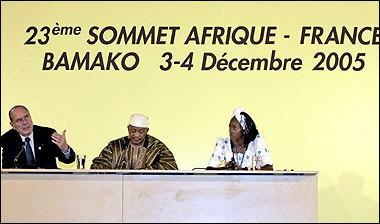 French President Jacques Chirac (L), Malian President Amadou Toumani Toure (C) and the sprokesperson of the African youth Marie Tmoifo Nkom (R) give the closing news conference of the Franco-African summit, in Bamako.