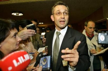 Swiss ambassador at large, Didier Phirte, center, gestures as he announces that the international conference approves a new 'red crystal' emblem, paving the way for Israel to join the Red Cross movement in Geneva, Switzerland, early morning Thursday, Dec 8, 2005. (AP