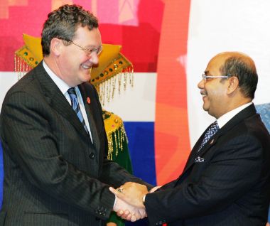 Australia's Minister of Foreign Affairs Alexander Downer (L) shakes hands with his Malaysian counterpart Syed Hamid Albar after Australian signed a treaty on amity and cooperation ahead of the 11th ASEAN Summit, Kuala Lumpur December 10, 2005.