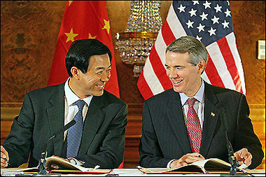 Chinese commerce minister Bo Xilai (L) and US trade representative Rob Portman sign a textile agreement.