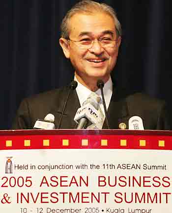 Malaysian Prime Minister Abdullah Ahmad Badawi smiles as he delivers his keynote address during the launch of the 2005 ASEAN Business and Investment Summit in Kuala Lumpur December 10, 2005.
