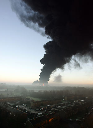 1Smoke billows after an explosion at a fuel depot in Hemel Hempstead in central England December 11, 2005. A series of explosions and a massive fire erupted at the fuel depot north of London before dawn on Sunday and sent a large column of black smoke into the sky, witnesses said.