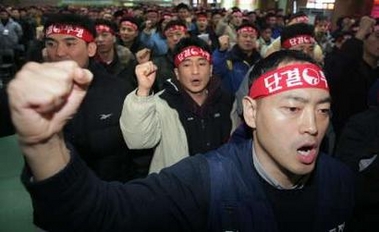 Unionised pilots of Korean Air shout slogans at a rally after the government's emergency mediation to end their strike in Inchon, west of Seoul December 11, 2005.