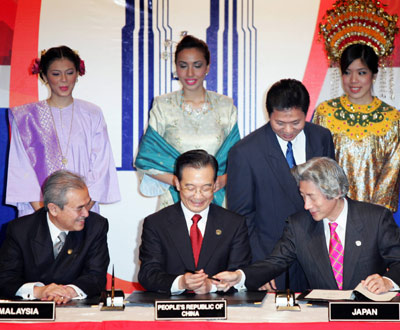 Chinese Premier Wen Jiabao made clear his continuing displeasure with Japanese Prime Minister Junichiro Koizumi when he ignored Koizumi's request to borrow his pen during a signing ceremony Wednesday at a regional summit in Malaysia. 