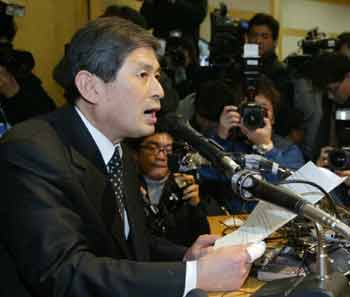 South Korea's stem cell scientist Hwang Woo-suk attends a news conference at the Seoul National University in Seoul December 16, 2005. Hwang, whose work is under intense scrutiny, said on Friday he had proof his team had made patient-tailored stem cells this year but the cells