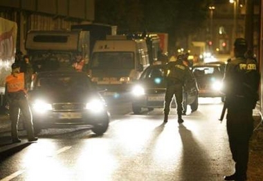 Armed German police officers check cars during a search for three terror suspects in central Hamburg, August 25 2005. 