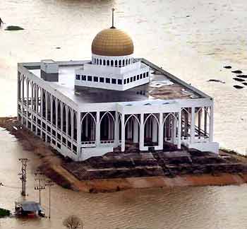An aerial view of a mosque surrounded by flood waters in Hat Yai, the largest city in southern Thailand, December 19, 2005. Torrential monsoon rains have wreaked havoc across Thailand's south in the past week. [Reuters]