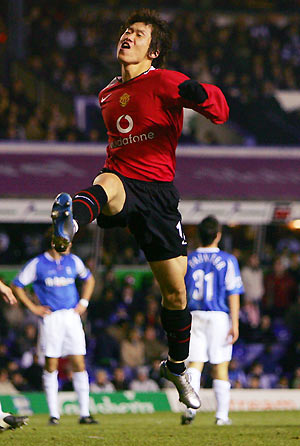 Manchester United's Park Ji-Sung (C) celebrates after scoring against Birmingham City during their English League Cup soccer match at St Andrews in Birmingham, central England, December 20, 2005.