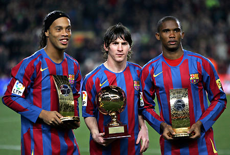 URonaldinho, Samuel Eto'o and and Argentinan Leo Messi show their trophies in Barcelon n REUTERS s X01398 x 6Barcelona's Brazlian soccer player Ronaldinho (L), Samuel Eto'o (R) from Cameroon show their FIFA world player trophies and Argentinan Leo Messi (C) with his Golden Boy Trophy before their Spanish League soccer match against Celta at Nou Camp Stadium in Barcelona, Spain, December 20, 2005. 
