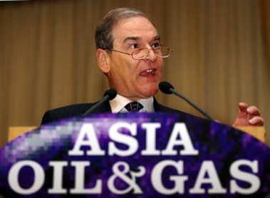 Britain's former envoy to Iraq Jeremy Greenstock delivers a special address on 'Iraq and the Polarization of World Politics,' at the Asia Oil and Gas Conference in Kuala Lumpur, Malaysia in this Monday, June 14, 2004 file photo.