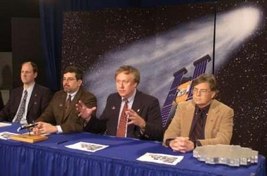 NASA's Stardust Mission Project Manager Tom Duxbury(2nd R) gestures as he briefs the media during a news conference at NASA headquarters in Washington December 21, 2005. Attending are (L-R) Solar System Division Director Andy Dantzler, Mission System Manager Ed Hirst and Principal Investigator Don Brownlee.