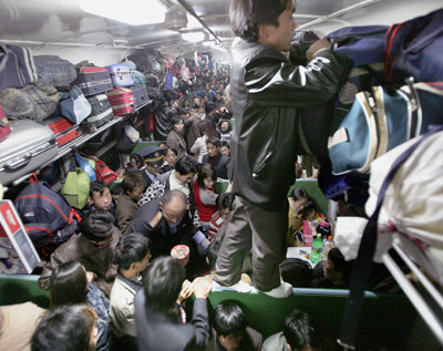 China's passenger flow will hit 2 billion trips during the 2006 Spring Festival holiday starting from the middle of next month, the National Development and Reform Commission predicted. 