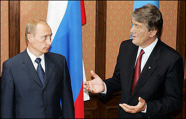 Viktor Yushchenko (R) with Russian President Vladimir Putin in Kazan, in August 2005.