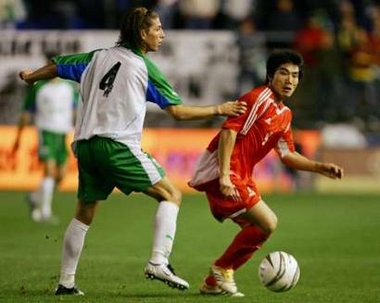 China's Zheng Zhi (R) and Andalucia's Sergio Ramos fight for the ball during their friendly soccer match at the Ramon de Carranza Stadium in Cadiz, southern Spain December 28, 2005.