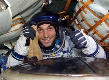 South African Internet millionaire Mark Shuttleworth gives a thumbs-up from inside the Soyuz capsule after landing near Arkalyk, Kazakstan in this May 5, 2002 file photo.