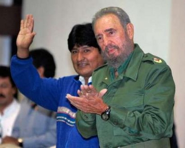 Bolivian President-elect Evo Morales (L) and Cuban President Fidel Castro greet the audience during a meeting with Bolivian students in Havana December 30, 2005.