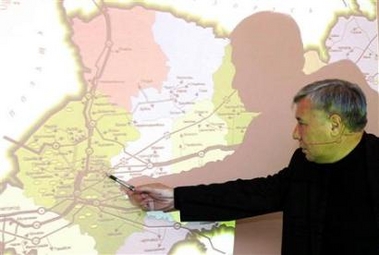 Ukrainian Prime Minister Yuri Yekhanurov points to a map of Ukraine during a meeting on gas issues in Ukraine's capital Kiev, January 2, 2006.