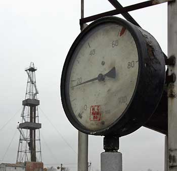 Pipes and a pressure gauge are seen at the Solokhovskoe gasfield near the city of Poltava, 330 km (198 miles) east of Ukraine's capital Kiev, January 3, 2006. 