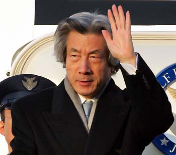 Japan's Prime Minister Junichiro Koizumi waves before his departure for Turkey from Tokyo International airport in Tokyo January 9, 2006. Koizumi will meet Turkish Prime Minister Tayyip Erdogan during his four-day visit, the first visit to Turkey by a Japanese prime minister in more than 15 years.