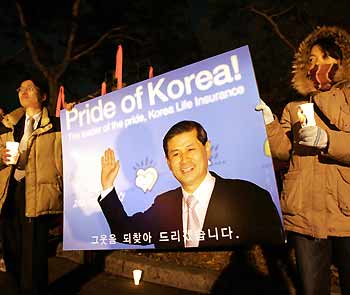South Korean supporters of compatriot stem-cell scientist Hwang Woo-suk, participate in a candle light vigil in front of Seoul National University in Seoul January 9, 2006.
