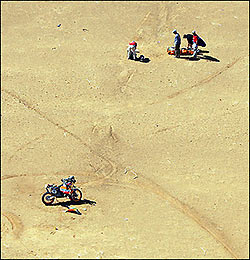 View of the scene where Australia's Andy Caldecott crashed and died from a fatal neck injury 09 January 2006 during the ninth stage of the 28th Dakar Rallybetween Nouakchott and Kiffa