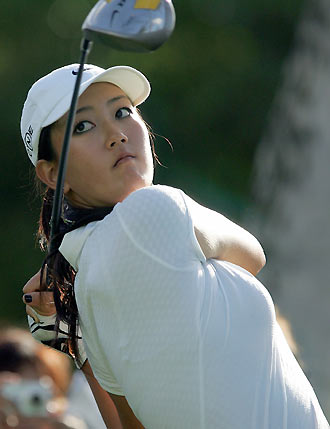 Michelle Wie of the U.S. tees off on the 18th hole of the Waialae Country Club during the Sony Open golf tournament in Oahu, Hawaii January 11, 2006. [Reuters]