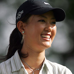 Michelle Wie of the U.S. watches a putt on the 18th green of the Waialae Country Club during the Sony Open golf tournament in Oahu, Hawaii January 11, 2006. 