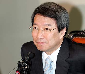 Chung Un-chan, president of Seoul National University, speaks during a news conference at the university in Seoul January 11, 2006. Chung apologised to the nation on Wednesday, for a team led by South Korean scientist Hwang Woo-suk who fabricated two data on embryonic stem cells. 