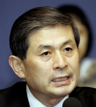 South Korean scientist Hwang Woo-suk apologizes to nation at National Press Center in Seoul, Thursday, Jan. 12, 2006. Disgraced scientist Hwang Woo-suk asked his fellow South Koreans for forgiveness Thursday at his first public appearance in almost three weeks. (AP