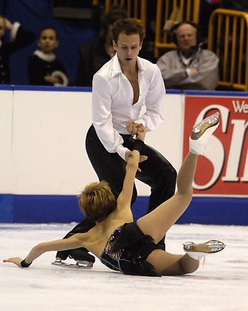 Morgan Matthews (C) falls during the free dance as her partner Maxim Zavozin holds her hand at the U.S. Figure Skating Championships in St. Louis, Missouri January 13, 2006.The pair finished in sixth place. [Reuters]